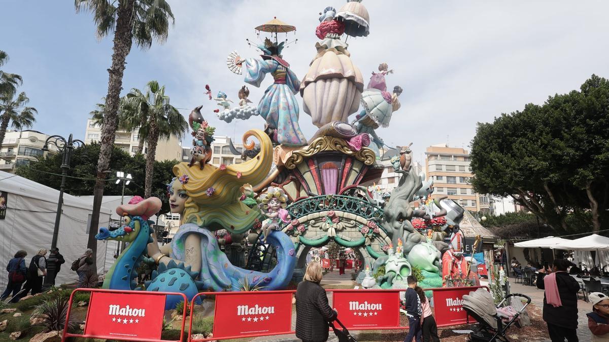 La falla Plaça Major de Alzira cierra el paso a través de la falla por precaución