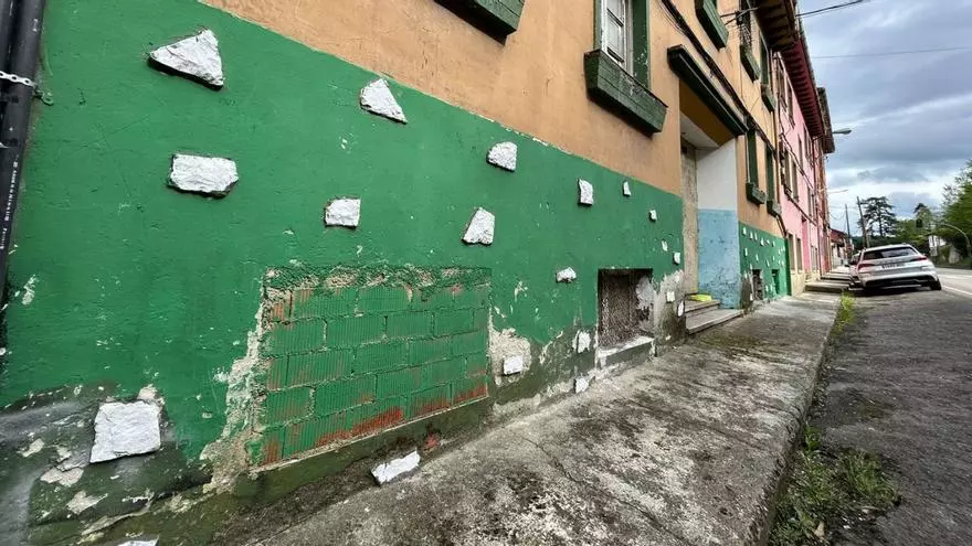 Revuelta contra un "okupa violento" en Cancienes: los vecinos tapian el edificio y la Guardia Civil tuvo que sacar al hombre de dentro