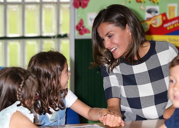 Letizia Ortiz con top de Hugo Boss y pendientes de Gold&Roses