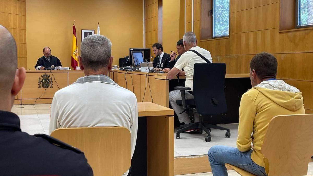 La víctima declara delante de los dos acusados durante la vista oral en la Audiencia Provincial de Santa Cruz de Tenerife.