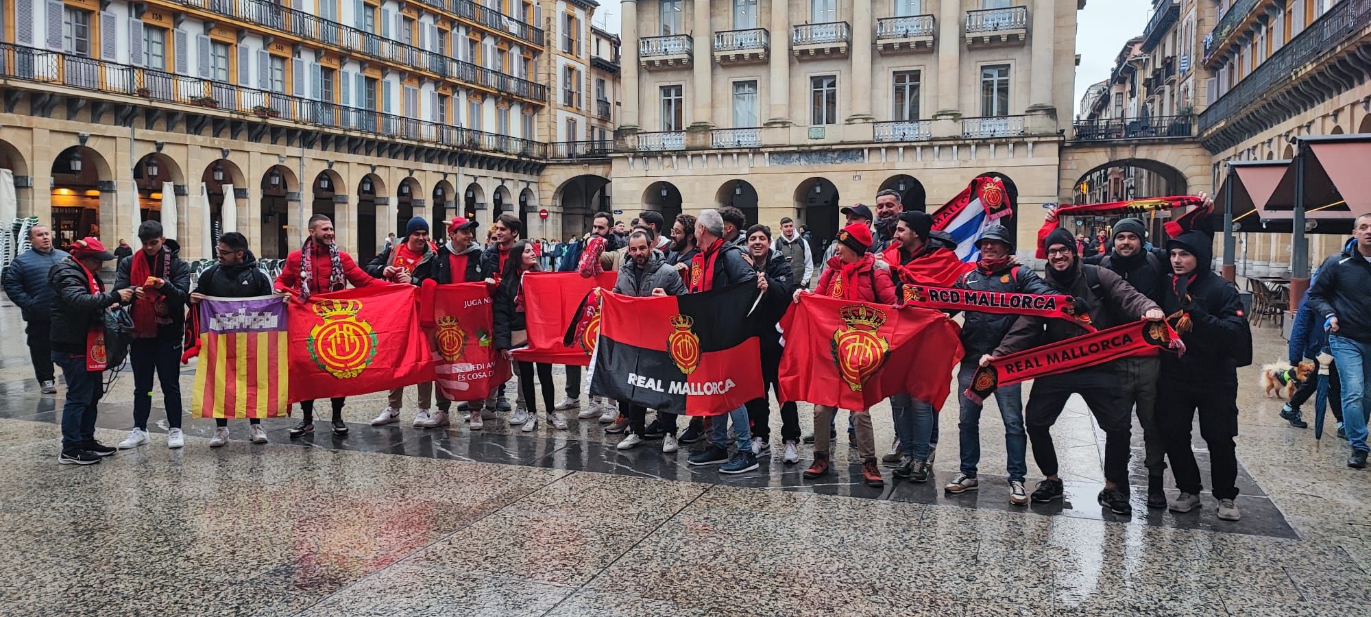 Los aficionados del Real Mallorca comienzan a invadir San Sebastián