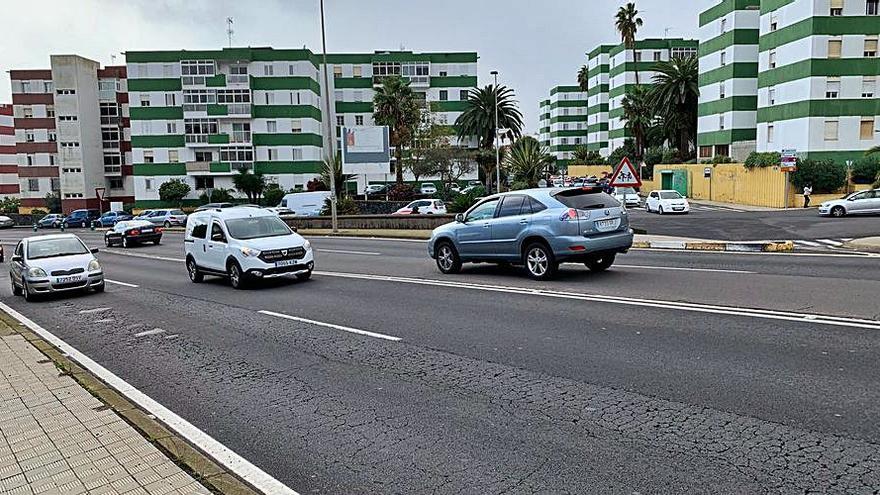 El urgente reasfaltado de la Vía de Ronda se enreda en la burocracia