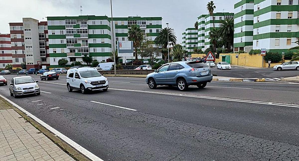 El urgente reasfaltado de la Vía de Ronda se enreda en la burocracia