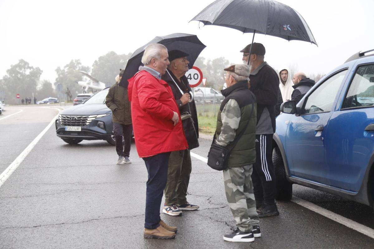 Vecinos de Guadalvalle conversan en el acceso a la urbanización.