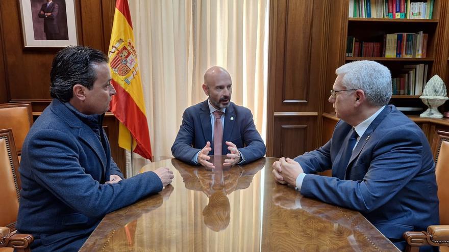 El subdelegado del Gobierno en Málaga, Javier Salas, se reúne con representantes de la Cofradía de El Rico de Málaga para ultimar el indulto de un preso en la Semana Santa.