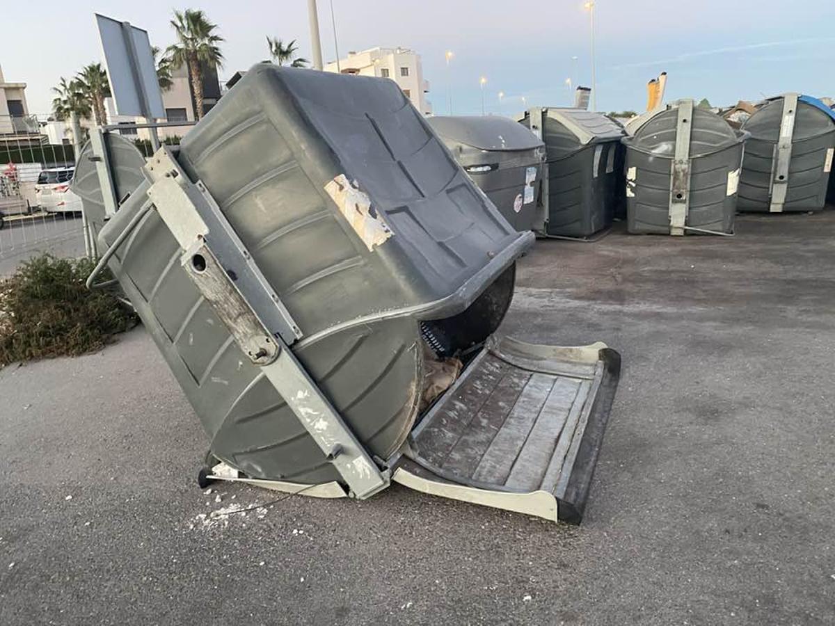 Así está una parcela municipal en Orihuela Costa de acopio de materiales