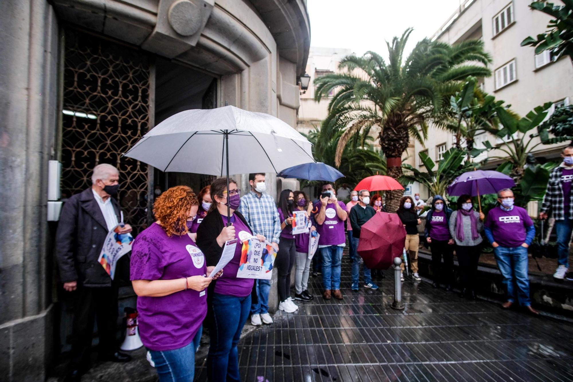 Una cadena humana viste de violeta la Avenida Marítima en el 8M