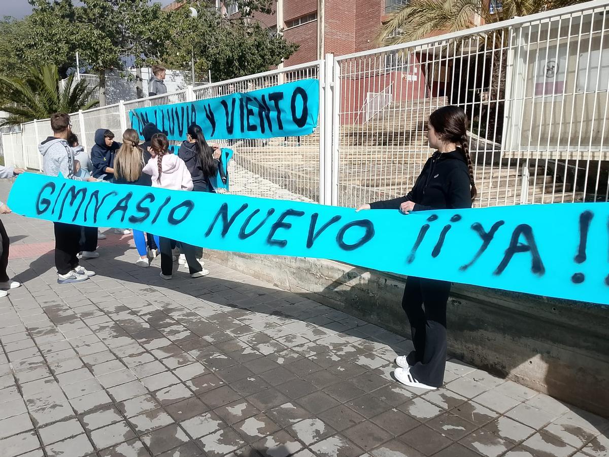 La pancarta que han colgado alumnos del IES Cabo de la Huerta por el mal estado del gimnasio