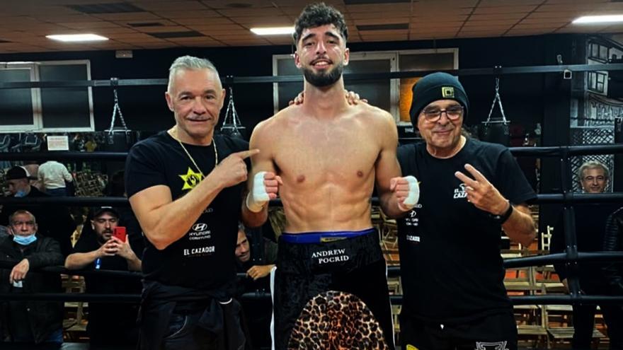 José Luis Navarro Jr. junto a su padre y el promotor Ricardo Sánchez Atocha.