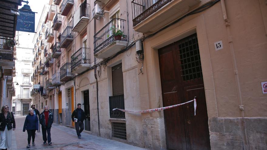 Cae un trozo de cornisa de una vivienda en la calle San Mauro de Alcoy