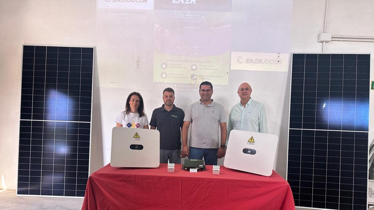 Responsables del Ayuntamiento y de la Comunidad Local de Energía Andalucía Centro Social Cooperativo Andaluz.