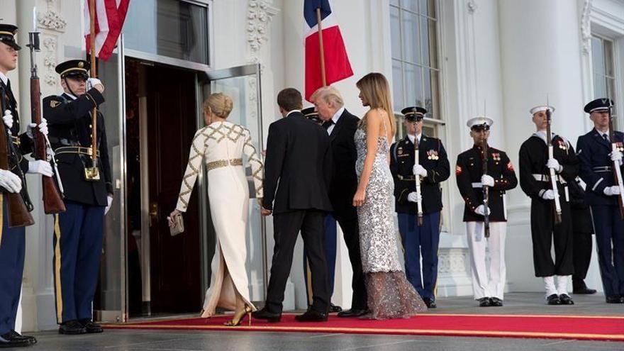 Melania Trump se resiste a darle la mano a su esposo