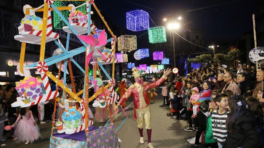 Un momento durante el desfile del Entroido en Vigo 2019 a su paso por Porta do Sol. // Marta G. Brea