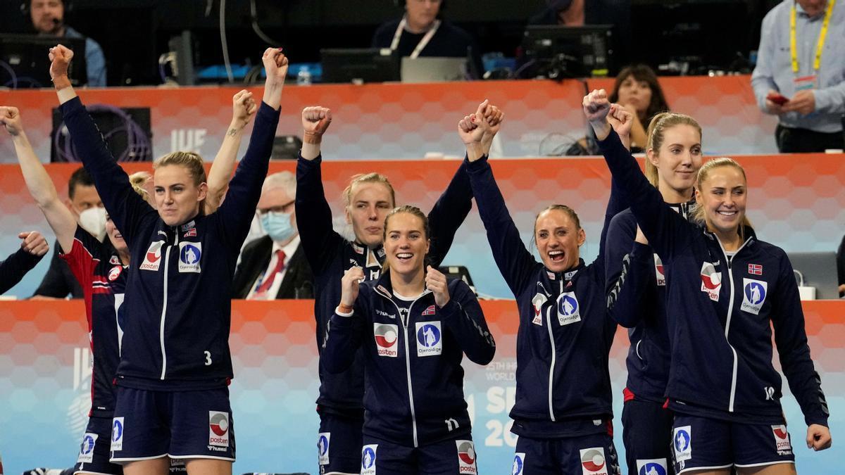 Las noruegas levantan los brazos celebrando su triunfo ante Rusia