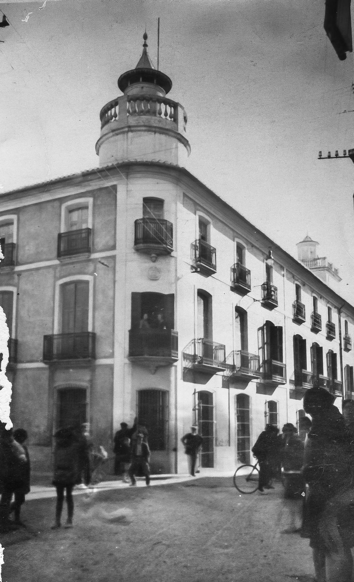 La efervescencia urbana de Pego y la histórica casa modernista, plasmadas en una antigua foto