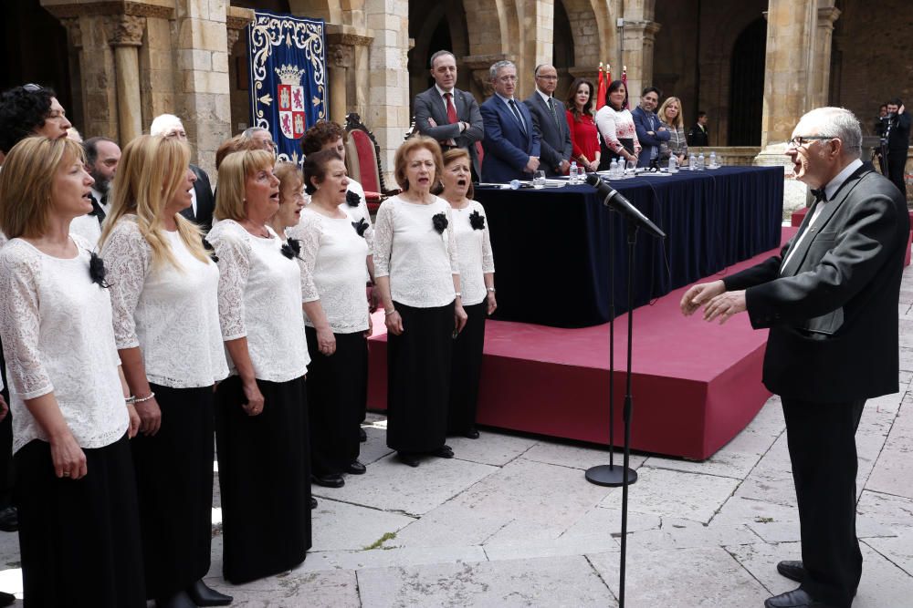 Diversos momentos del Pleno de las Cortes en León