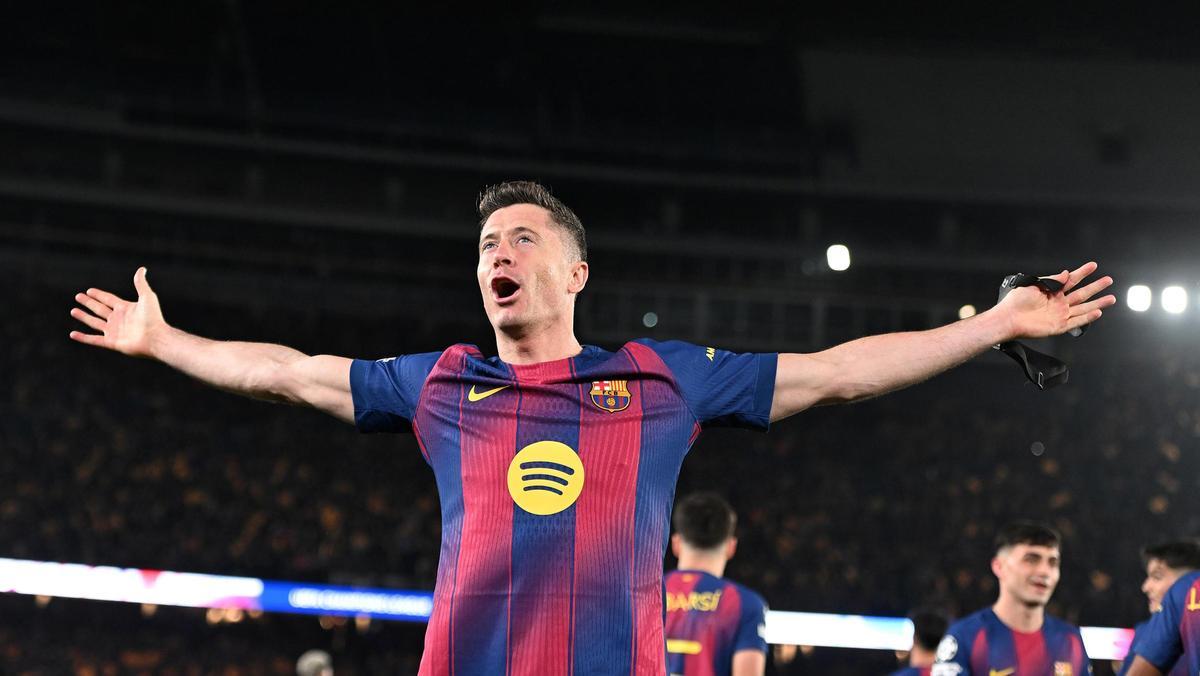 Lewandowski celebrando el segundo de los goles del delantero durante el partido de vuelta de los octavos de final de la Champions League entre el FC Barcelona y el Newcastle en el Camp Nou.