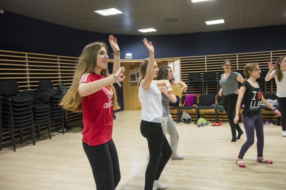 Sesión de expresión corporal en los ensayos del Joven Coro de la Fundación Princesa de Asturias