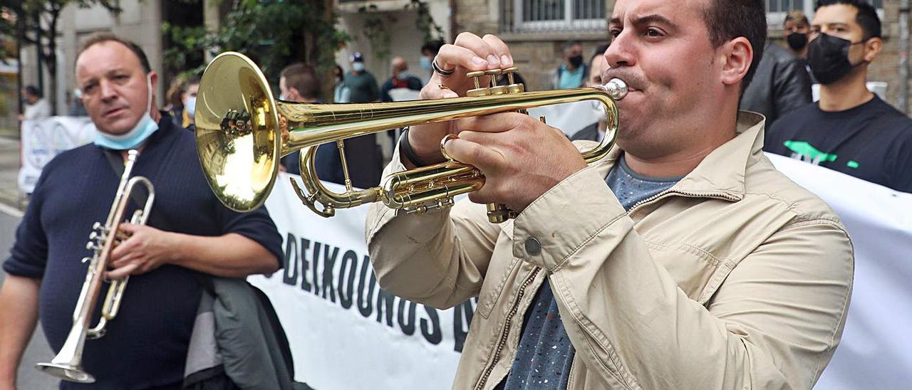 Las orquestas quieren subirse al escenario.