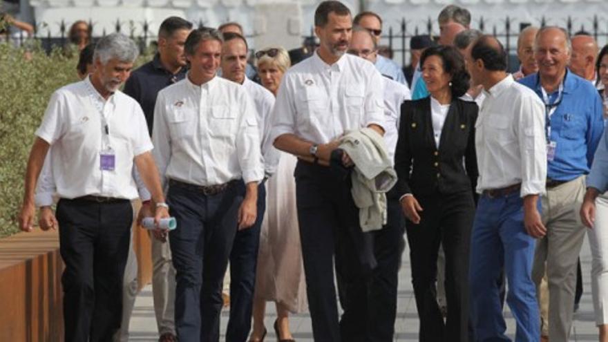 Ana Patricia Botín y el Rey visitan las instalaciones del Mundial de Vela