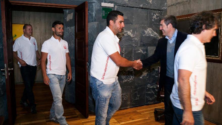 El presidente Clavijo recibe a los voluntarios de la ONG Proactiva Open Arms, que presta su ayuda en la isla de Lesbos a los refugiados sirios.