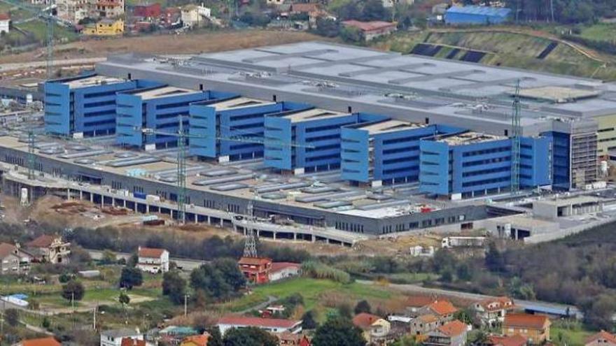 Vista aérea de la evolución de las obras del nuevo hospital de Vigo. // Marta G. Brea