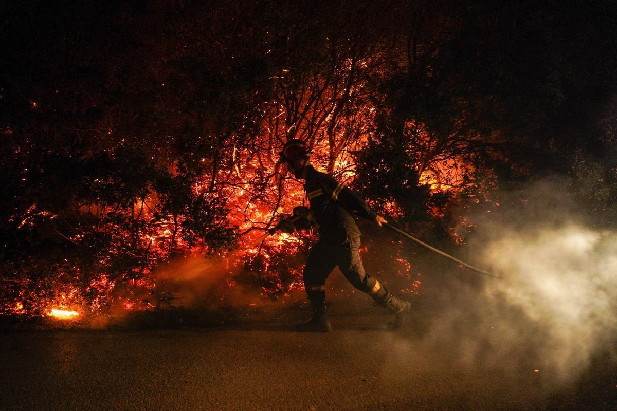 Dos grandes incencios cerca de Atenas obligan a evacuar a miles de personas