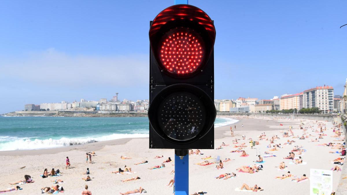 Semáforo para acceder a la playa de Riazor. // Carlos Pardellas