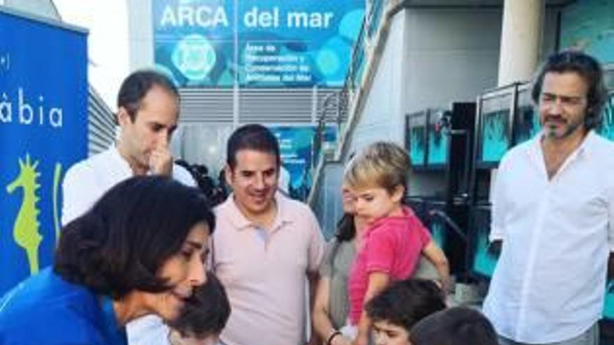 Una xiqueta atén a una explicació en l&#039;Arca del Mar.