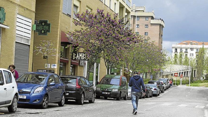 Un vecinos de Cáceres pincha las ruedas de un vehículo que le impedía sacar su moto del garaje