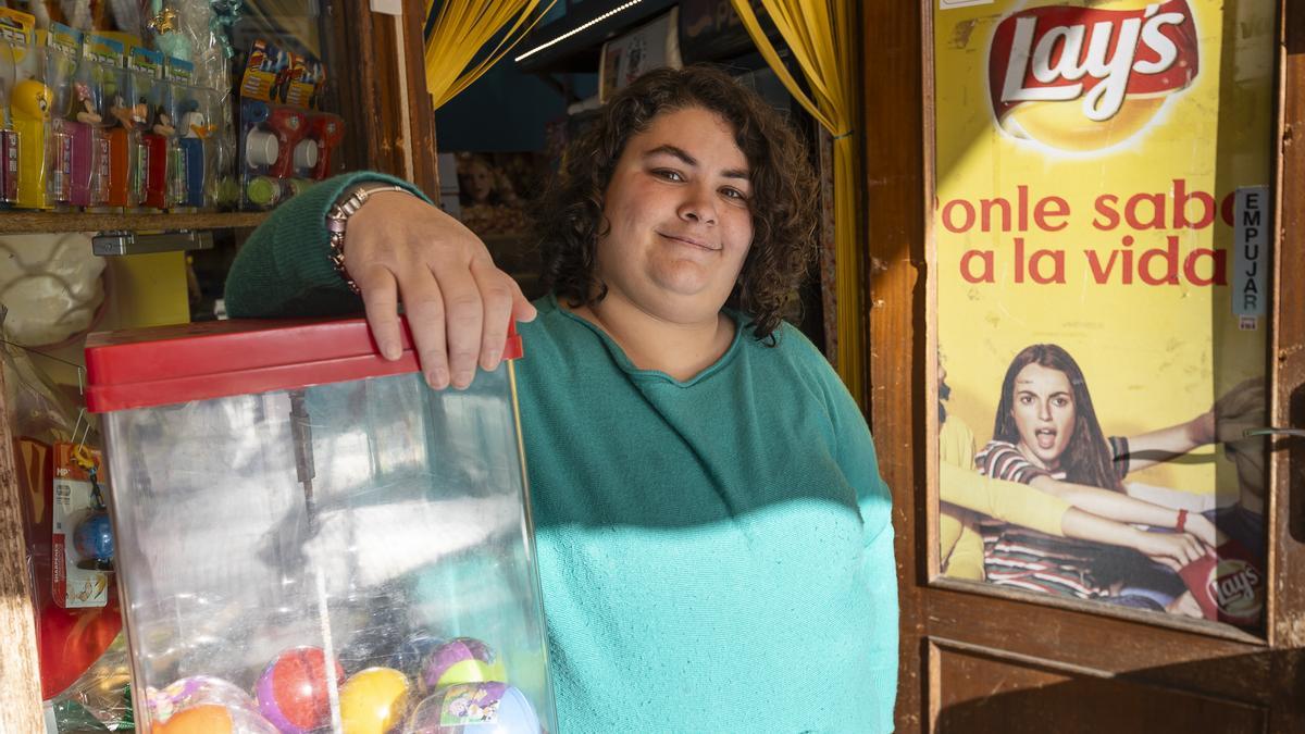 Alicia Rodríguez en la puerta del local.