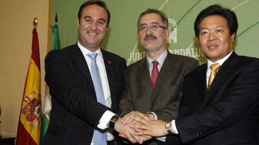 El nuevo presidente de Isofotón, Ángel Serrano, el consejero Antonio Ávila y Lee Jae Hwan, de la coreana Top Tec.