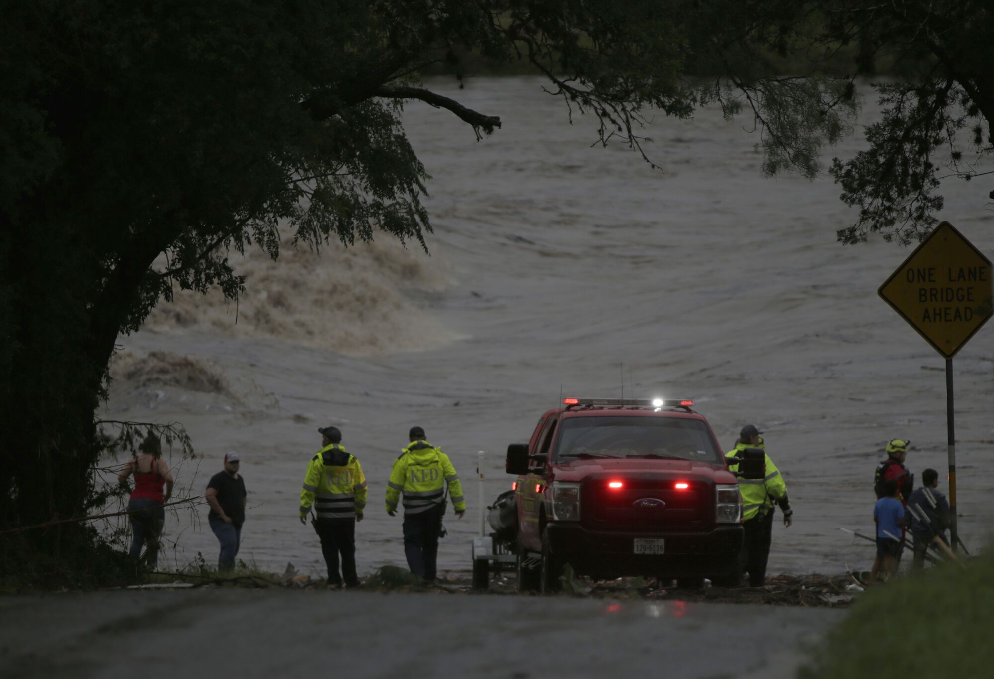 04/07/2025 July 4, 2025, Kerrville, Texas, USA: First responders scan the banks of the Guadalupe River in Ingram, TX as rescue efforts to find individuals swept away in early morning flooding on July 4, 2025. SOCIEDAD Europa Press/Contacto/San Antonio Express-News
