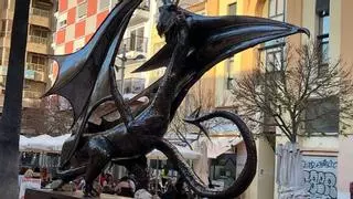 Un dragón aterriza en la plaza del Rei Jaume I de Gandia