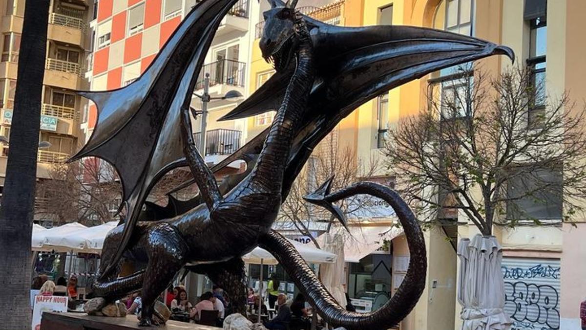 La escultura 'El drac de Sant Jordi' situada en la plaza del Rei Jaume I