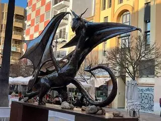 Un drac aterra a la plaça del Rei Jaume I de Gandia