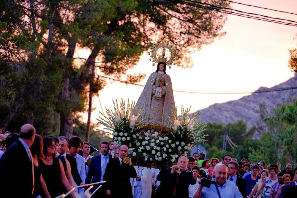 Centenares de vecinos arroparon a la Virgen en su