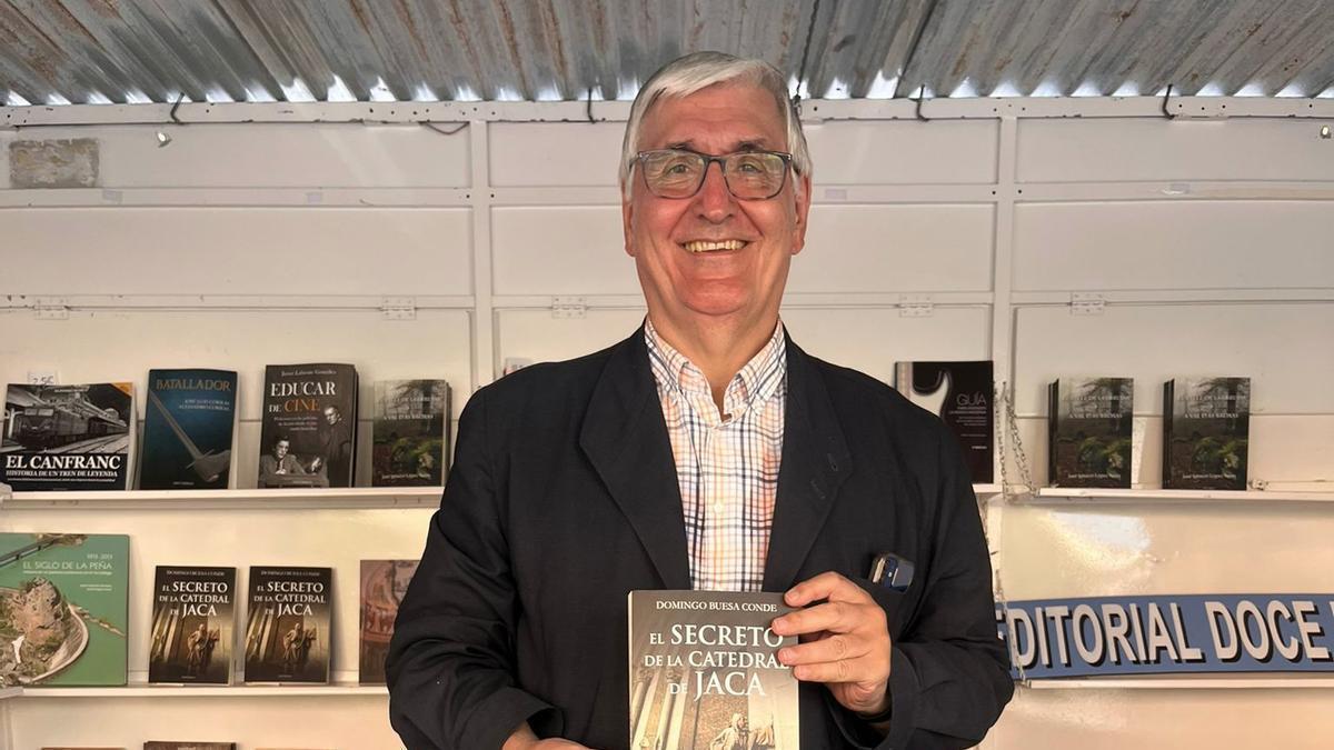 El escritor Domingo Buesa durante la presentación de su libro en la Feria del Libro de Jaca.