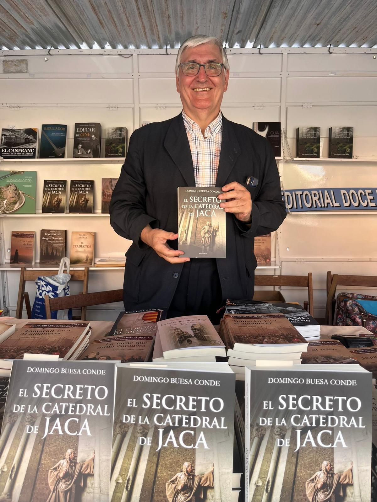 El escritor Domingo Buesa durante la presentación de 'El secreto de la catedral de Jaca' en la Feria del Libro de Jaca.