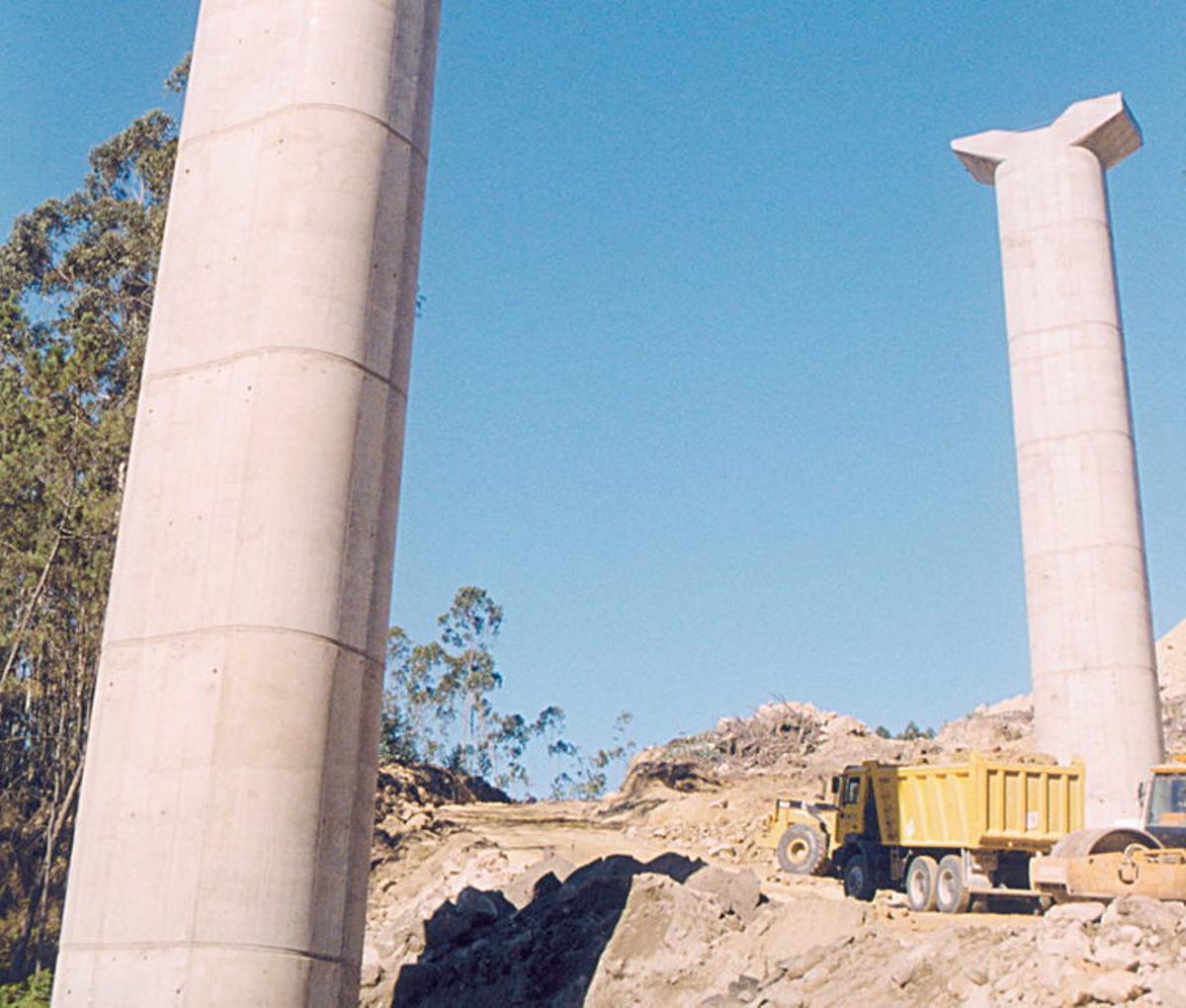 Construcción de pilares en uno de los viaductos del corredor.