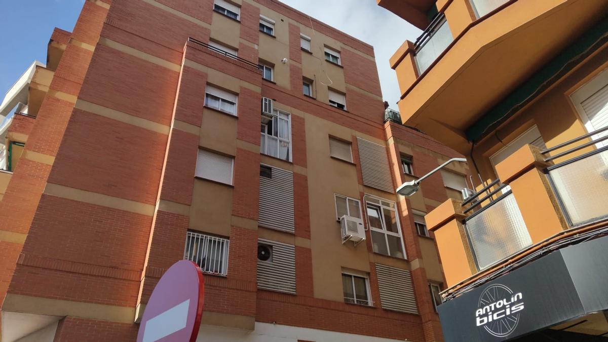 Edificio desde el eque se ha precipitado un hombre de 42 años en el barrio de San Roque (Badajoz).