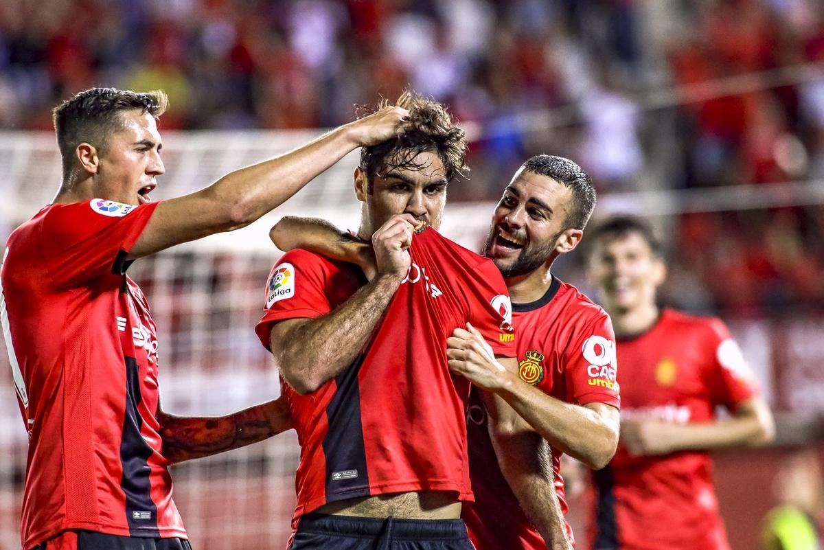 Abdón celebra el gol del ascenso ante el Deportivo de la Coruña junto a Dani Rodríguez y Raíllo.