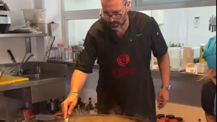 VÍDEO | Pepe es uno de los mejores cocineros de arroz de España
