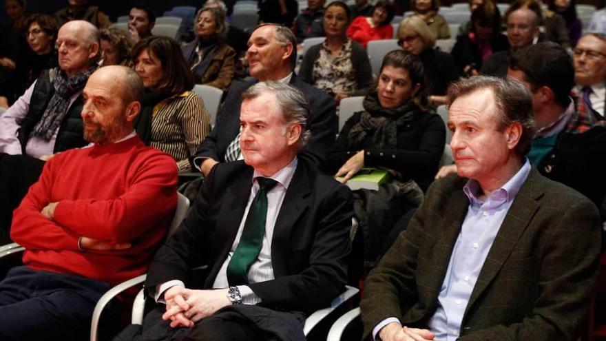 Público asistente a la presentación de la nueva edición del &quot;Tratado sobre Derecho de los consumidores&quot;, ayer, en el Club Prensa Asturiana de LA NUEVA ESPAÑA.