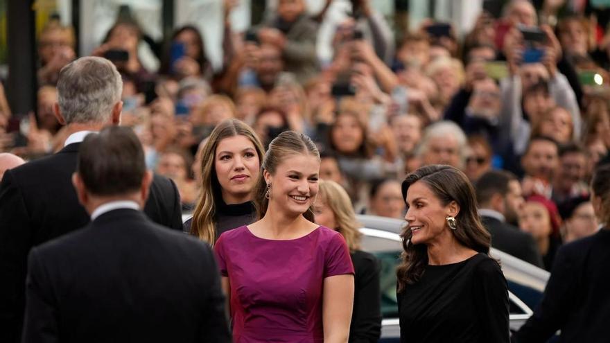 La Familia Real deslumbra en los premios "Princesa de Asturias": Letizia, de negro drapeado; Leonor, de frambuesa y Sofía, con transparencias