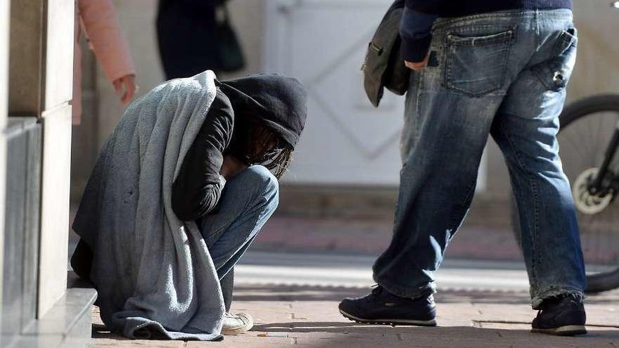 Un indigente pidiendo en una calle de Pontevedra. // Gustavo Santos