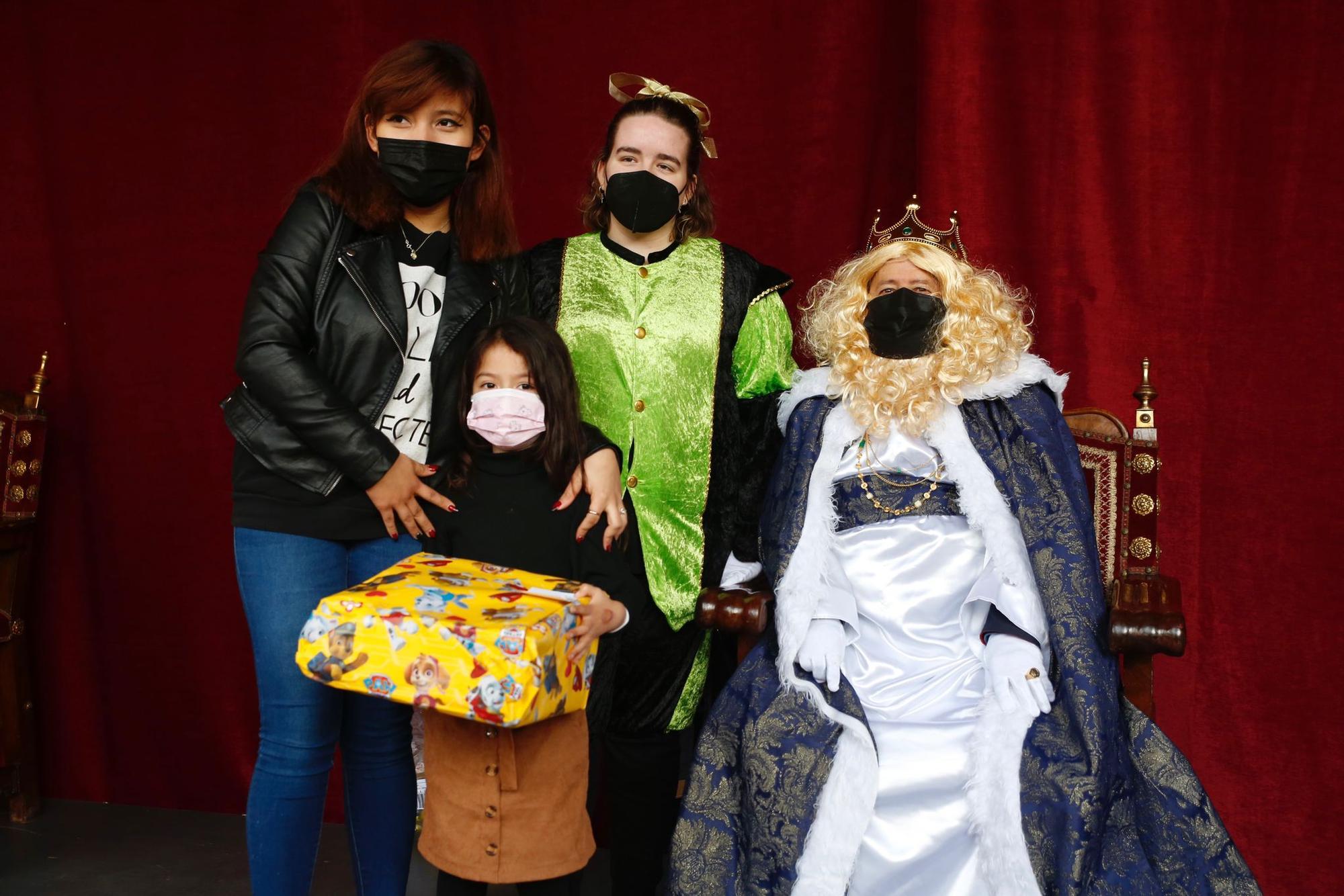 Los Reyes Magos reciben a los niños de Córdoba en el Patio de los Naranjos