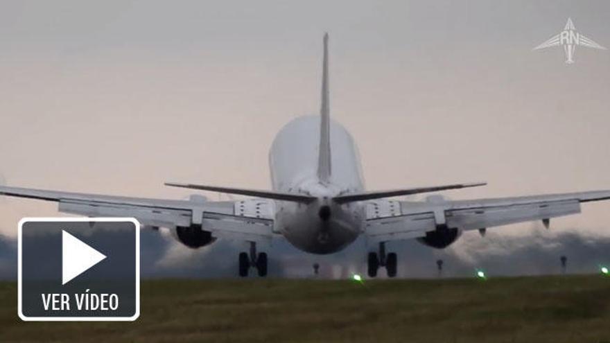 El piloto de este avión evita una catástrofe.