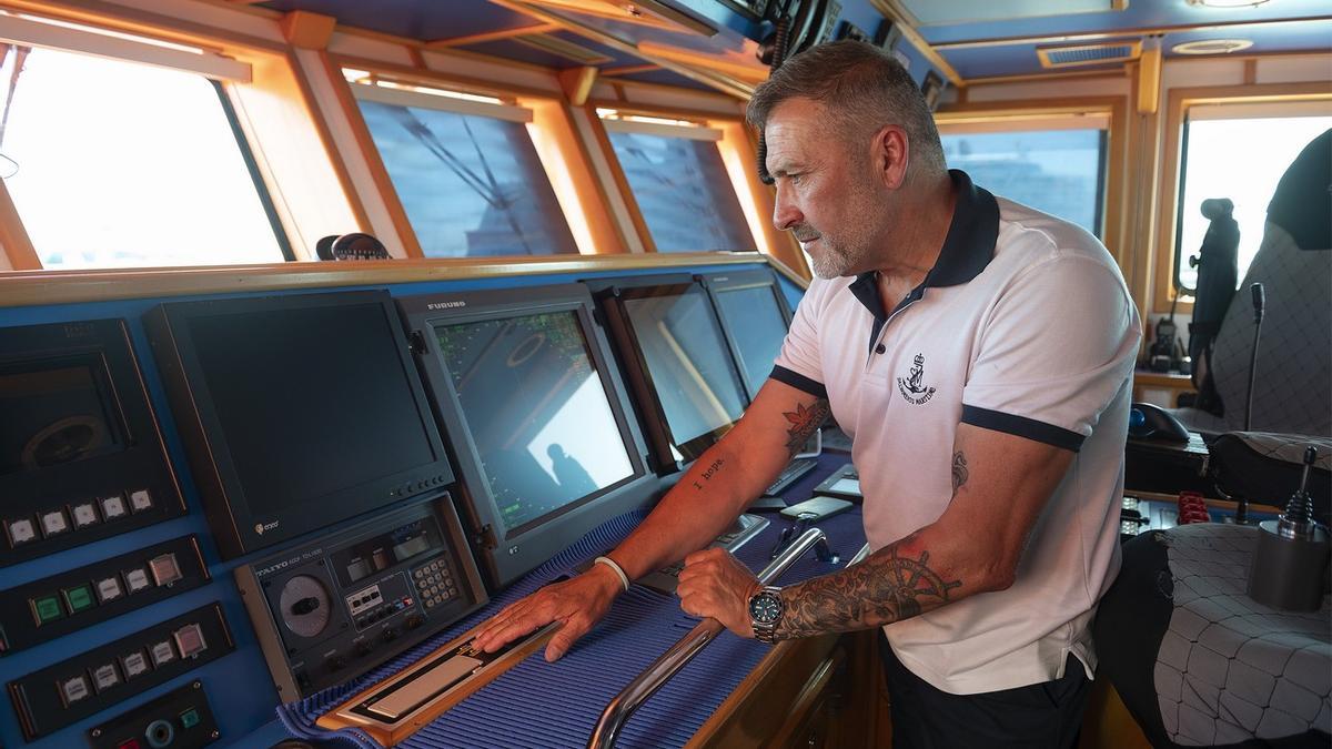 Enrique Peña, patrón de Salvamento Marítimo: "Solo quien ha navegado se imagina lo peligrosa que es una patera".