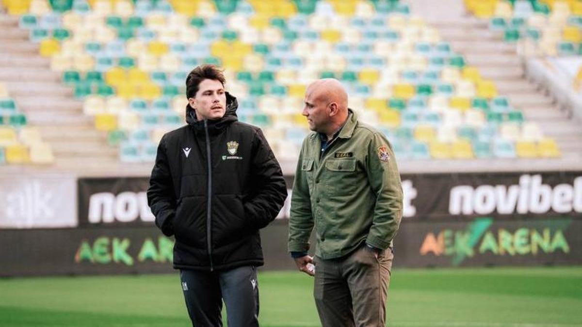 Javi Rozada, a la derecha, junto a Miguel Méndez, en el AEK Arena. | AEK LARNACA